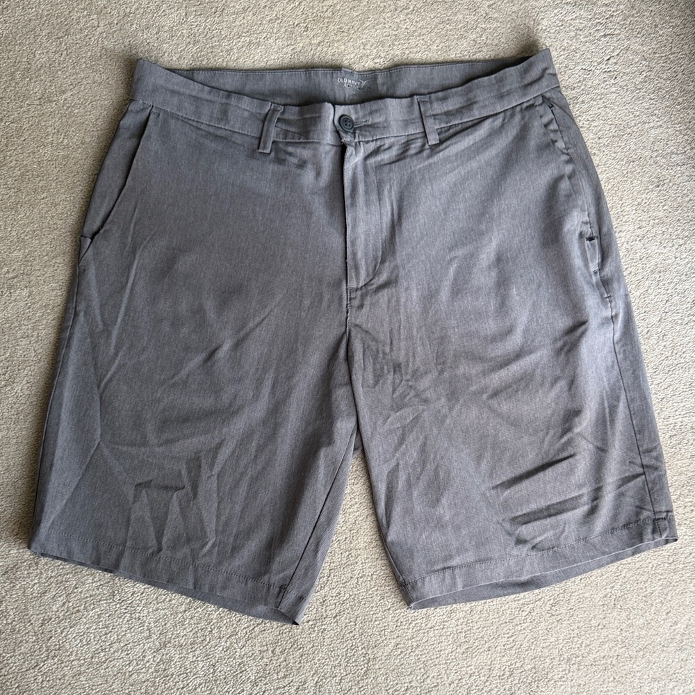 Old Navy Active Go Dry Men's Light Charcoal Flat-Front Shorts 9 1/2 inch inseam